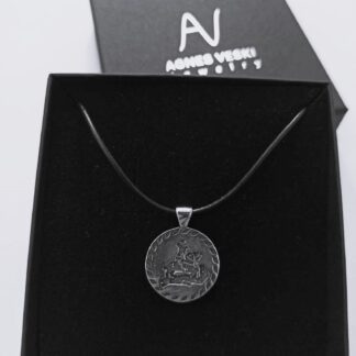 Püha Jüri kujutisega ripats nahast paelal