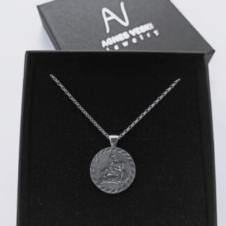 Püha Jüri ripats hõbeketiga